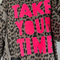 Oversized Sweater im Leoprint mit Schriftzug - mokka