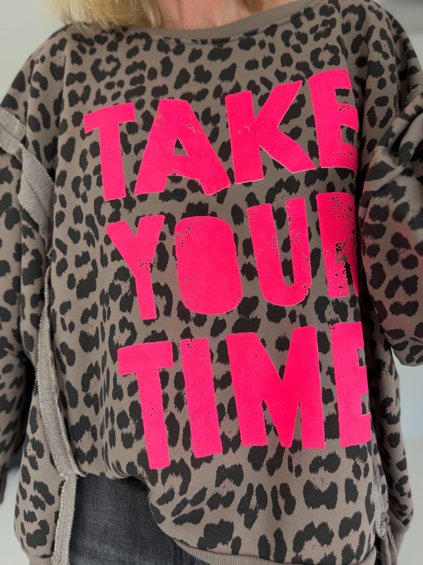 Oversized Sweater im Leoprint mit Schriftzug - mokka