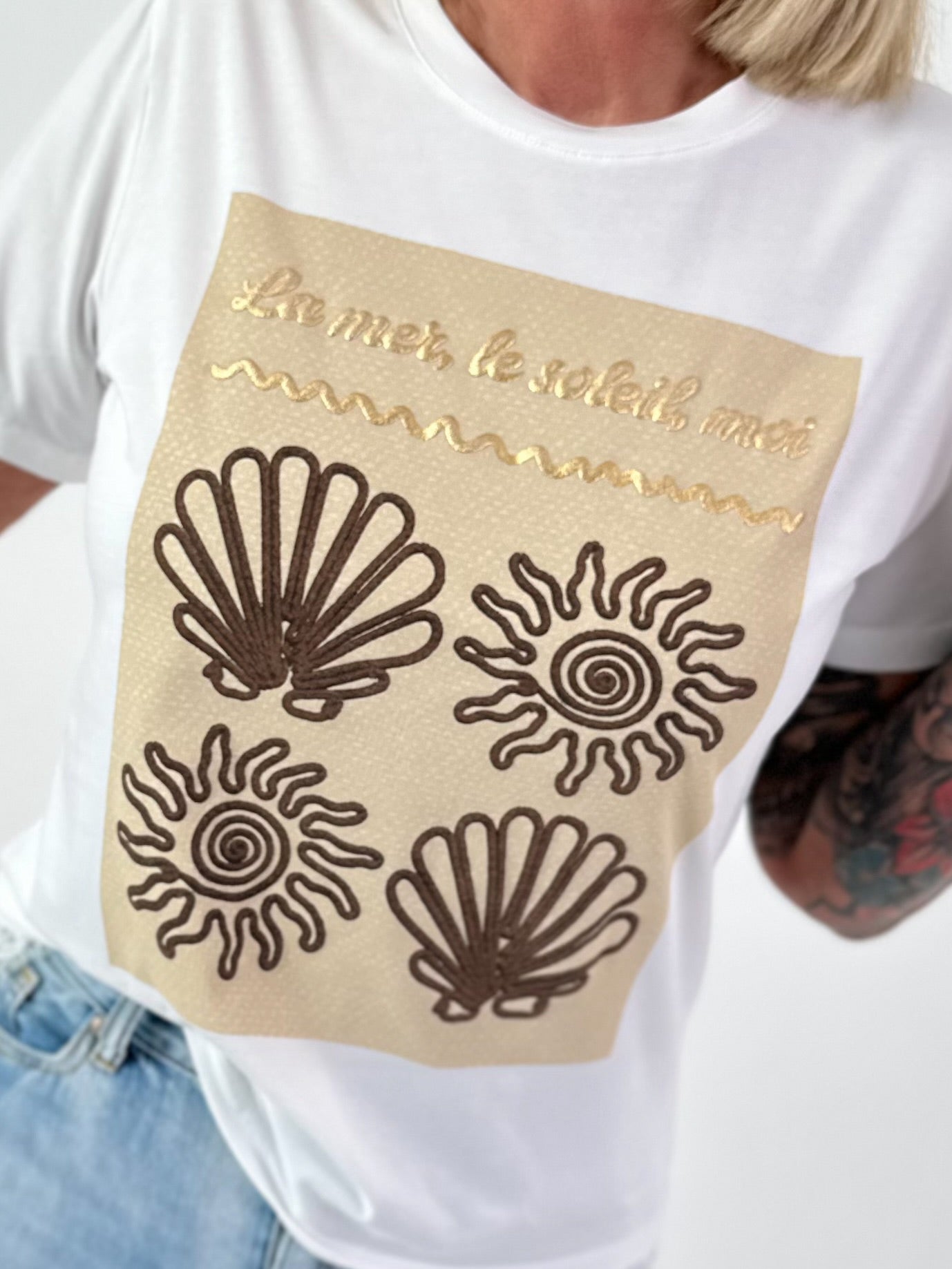 T-Shirt with Shell & Sun Print - white