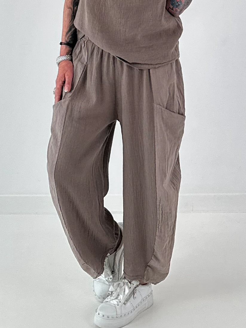 Grobe Hose im Materialmix mit großen Taschen - taupe