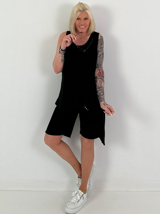 Top mit Cut-Out und asymmetrischen Saum - schwarz