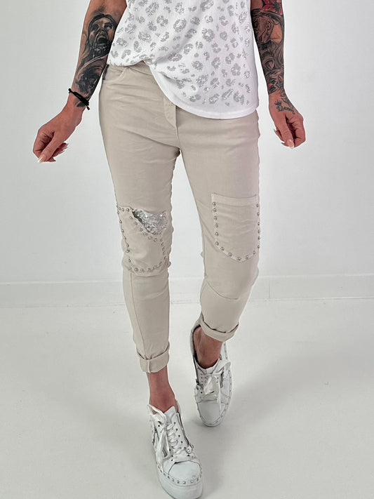Hose mit Nieten und Paillettendetails - beige