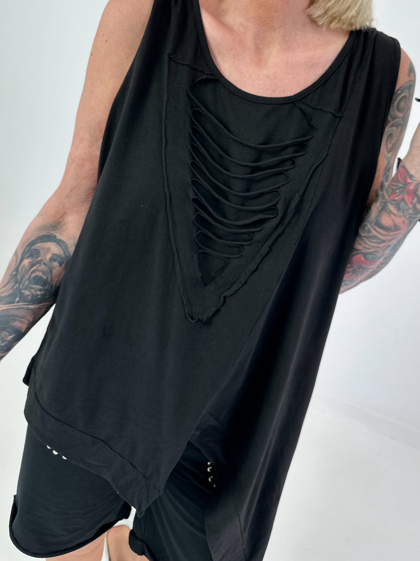 Top with cut-out and asymmetrical hem - black