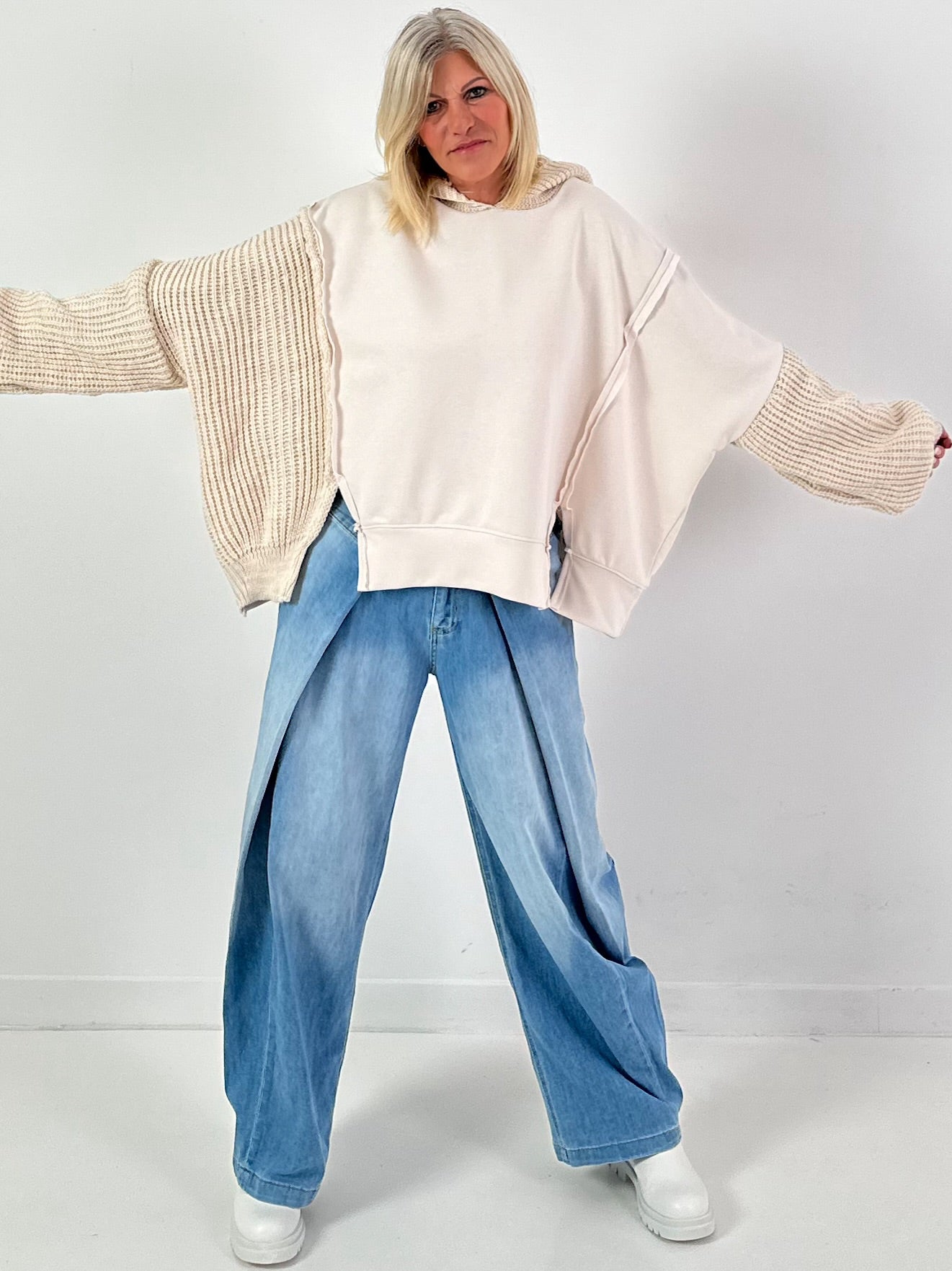 Materiaalmix hoodie model "Knit Fusion" - beige