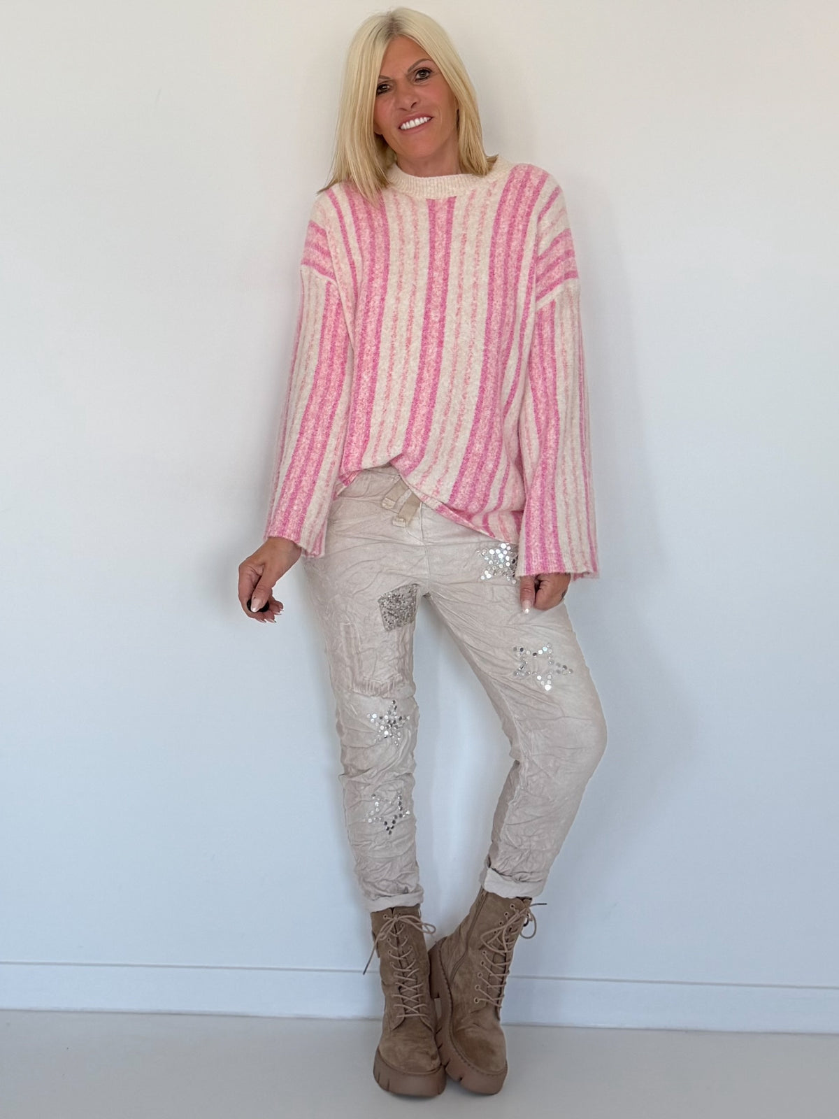 Gestreepte trui met trompetmouwen - beige-roze