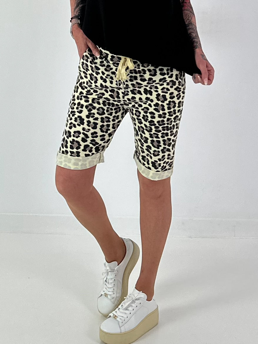 Kurze Hose im Leo Look- gelb
