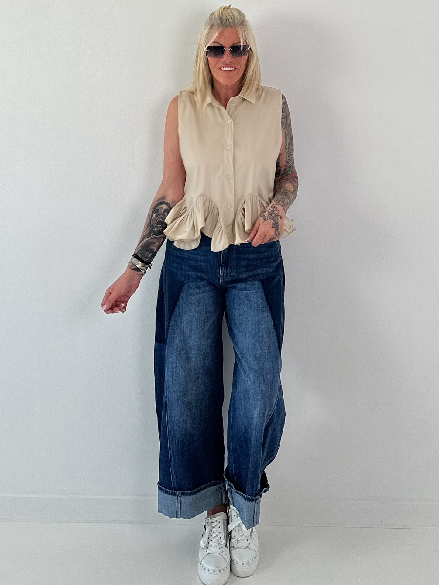 Ärmellose Bluse mit Volants  - beige