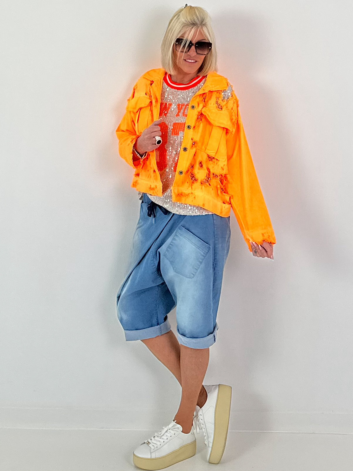 Jeansjacke in Destroyed Optik - neonorange