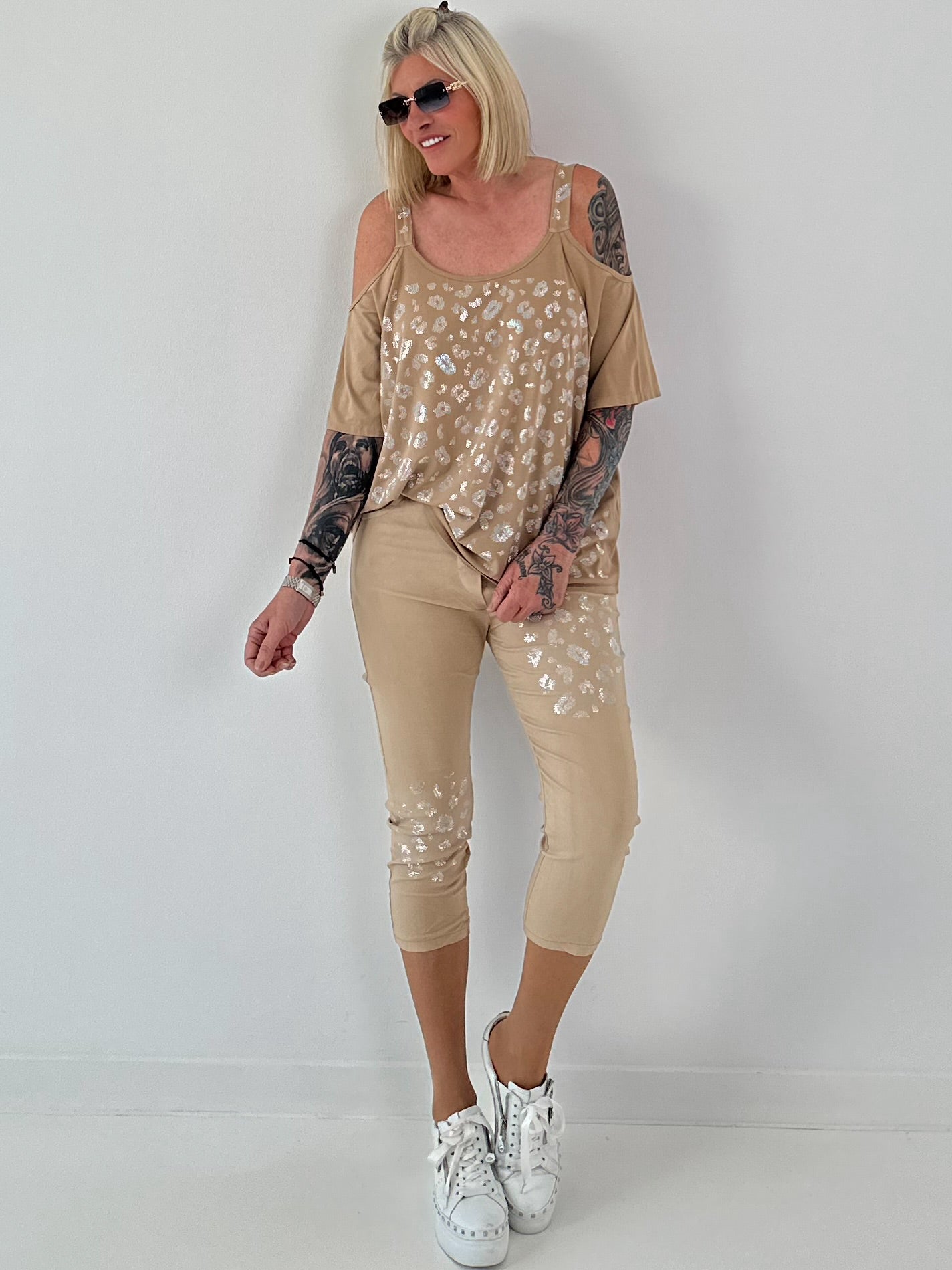 Shirt mit Cold Shoulder und Leo Strass - camel