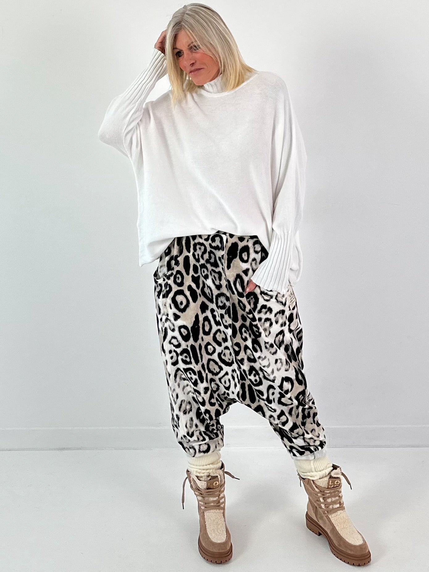 Sweater model "Lounge Lane" - white