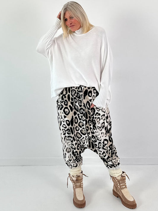 Sweater model "Lounge Lane" - white