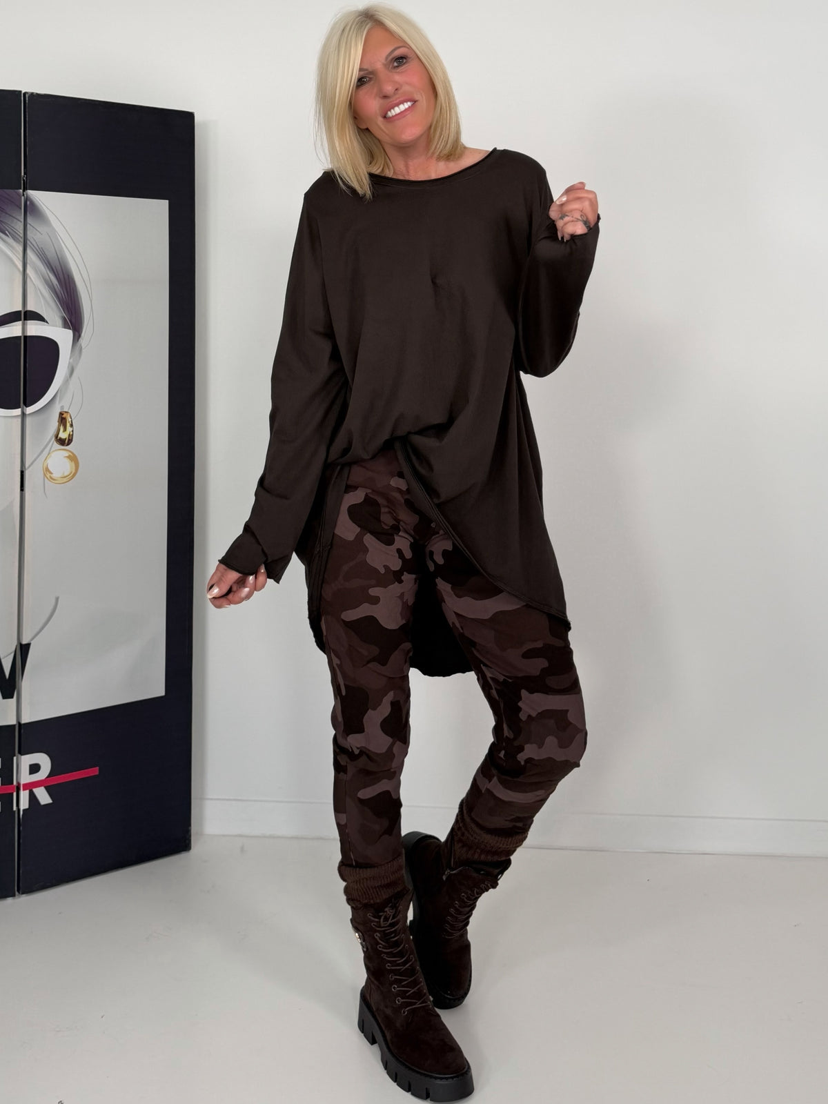Basic Shirt mit Rundhalsausschnitt - mokka