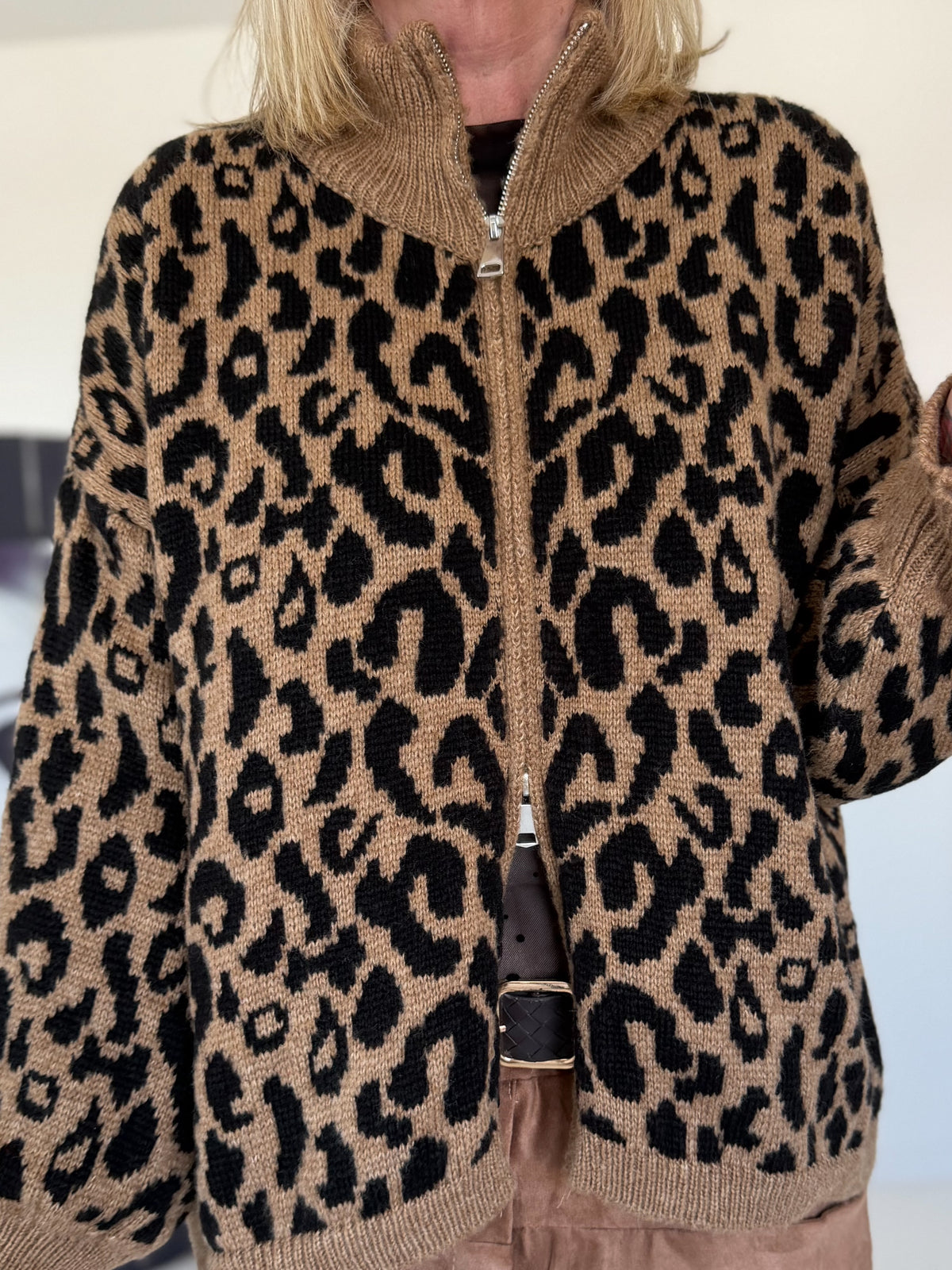 Strickjacke im Leo-Style - camel-schwarz