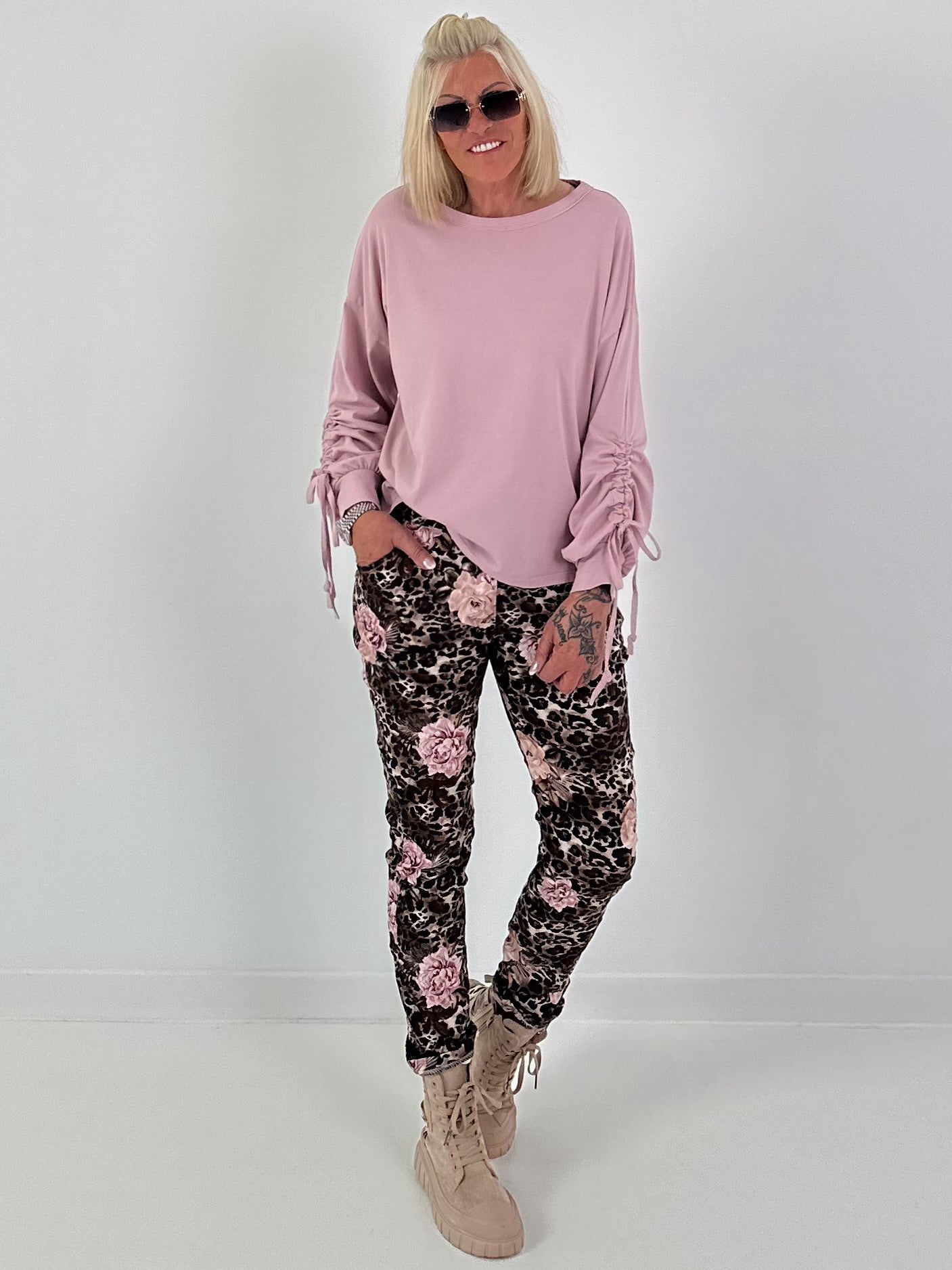 Hose in Wildleder-Optik mit Leo Print und floralem Muster - mokka - mehrfarbig