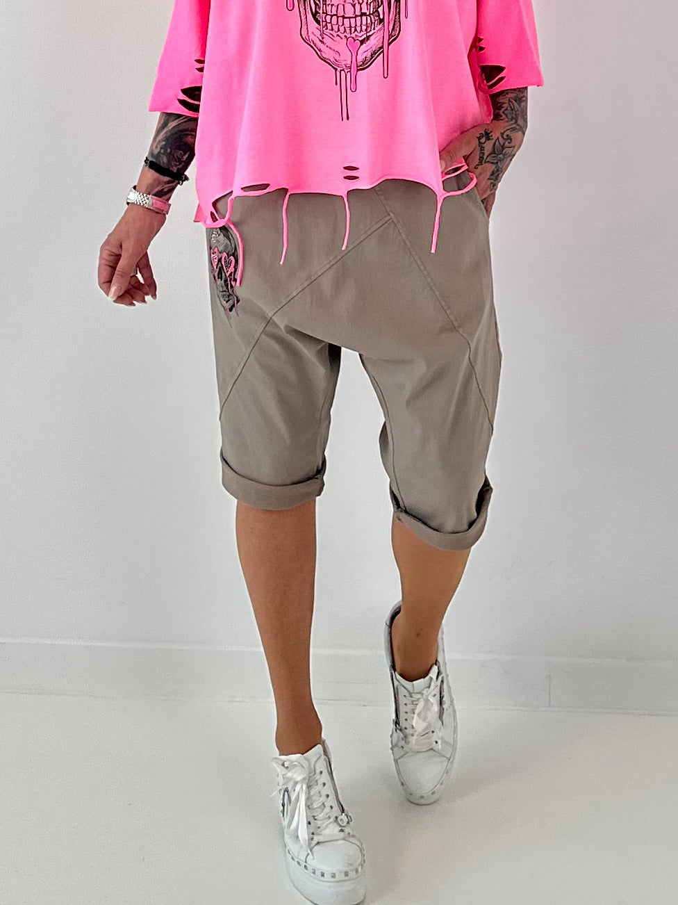 Kurze Baggy mit breiten Nähten - taupe