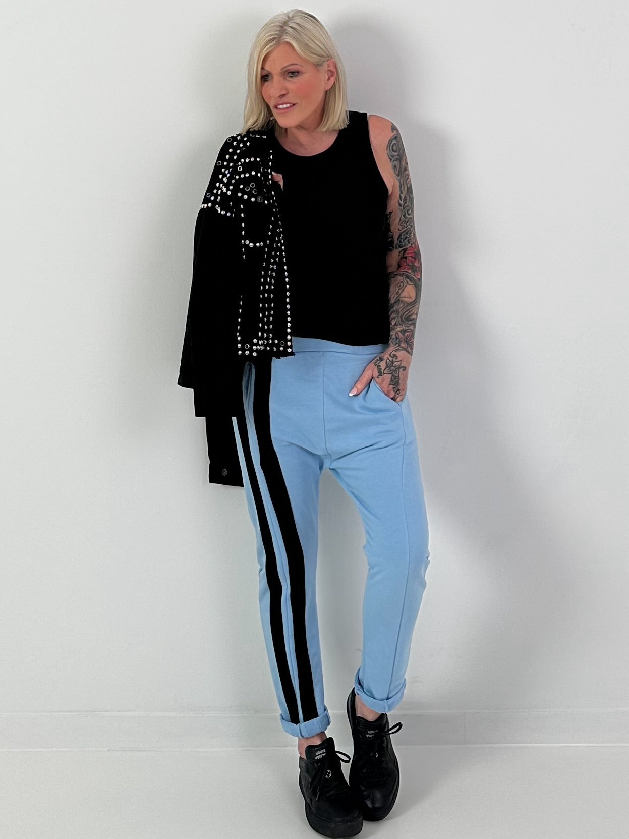 Hose mit seitlich verlaufenden Streifendetails - hellblau