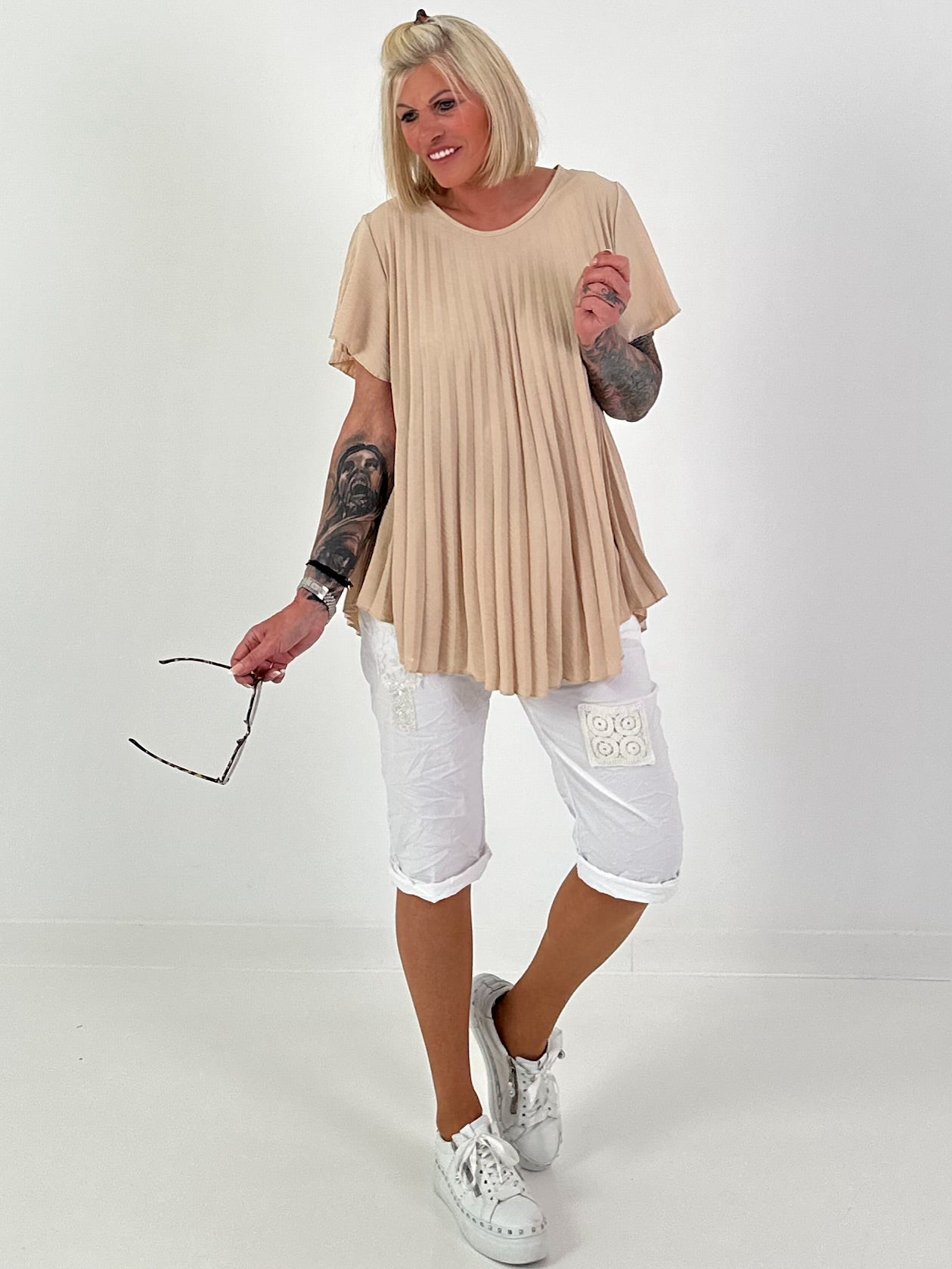 Pleated shirt with ruffled sleeves - beige