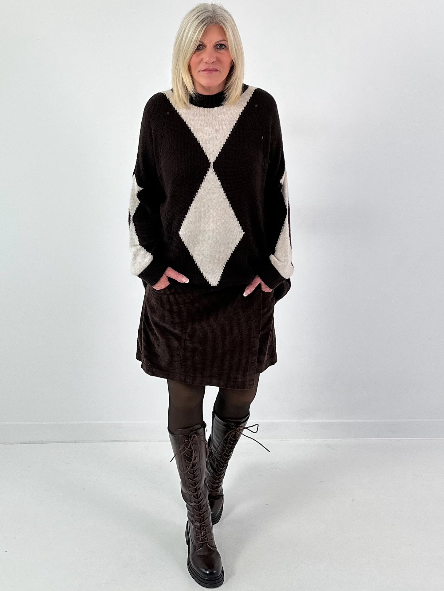 Sweater model "Geometric Glow" - coffee-beige