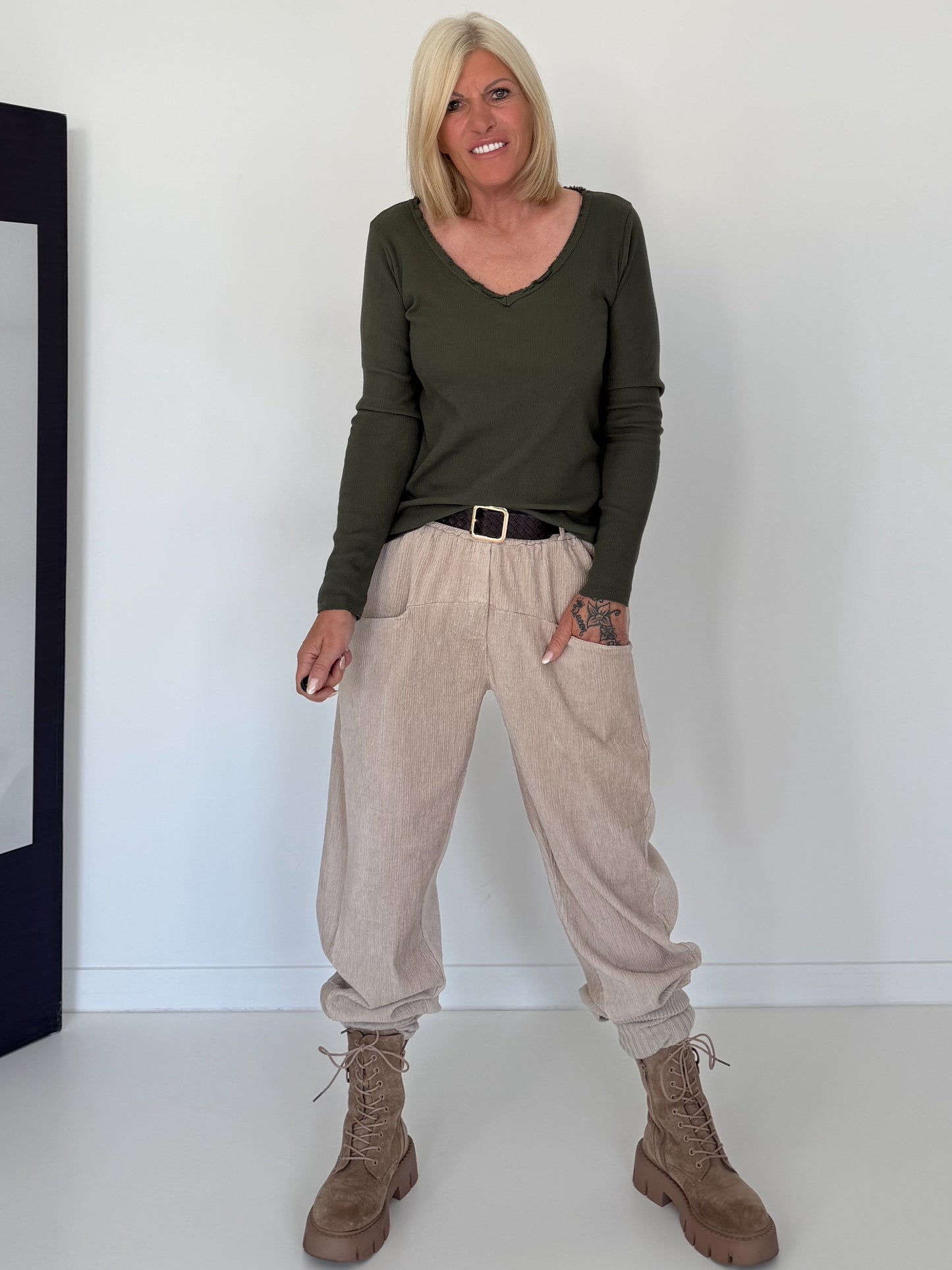 Rippshirt mit fransigem V-Ausschnitt - oliv