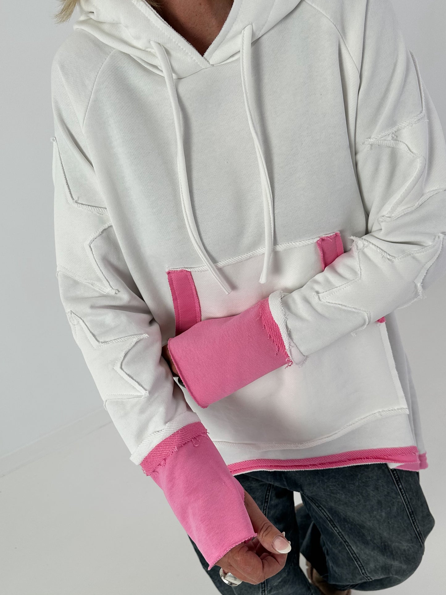 Lässiger Long Hoodie mit Daumenloch und trendigen Sternenelementen - weiss