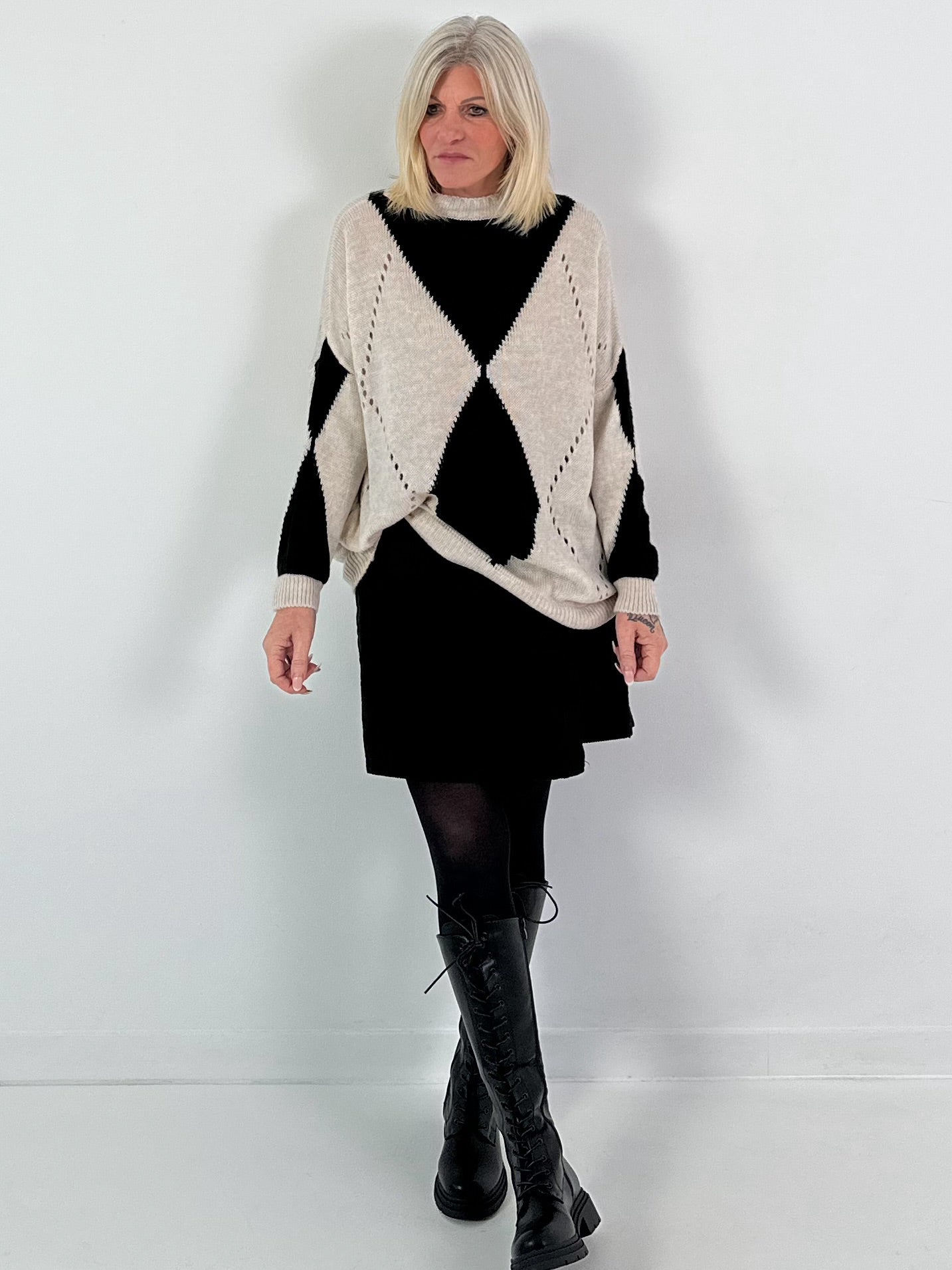 Sweater model "Geometric Glow" - beige-black