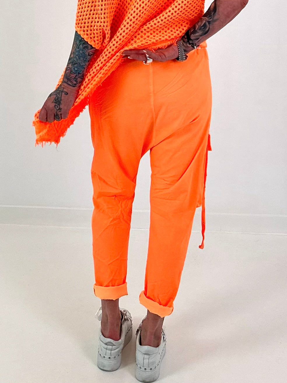 Baggy Hose mit aufgesetzter Cargo Tasche - neonorange