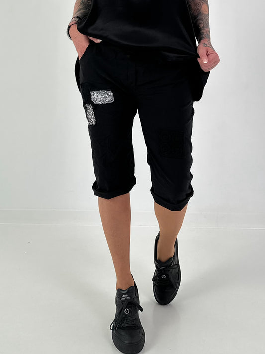Kurze Hose mit Patches - schwarz