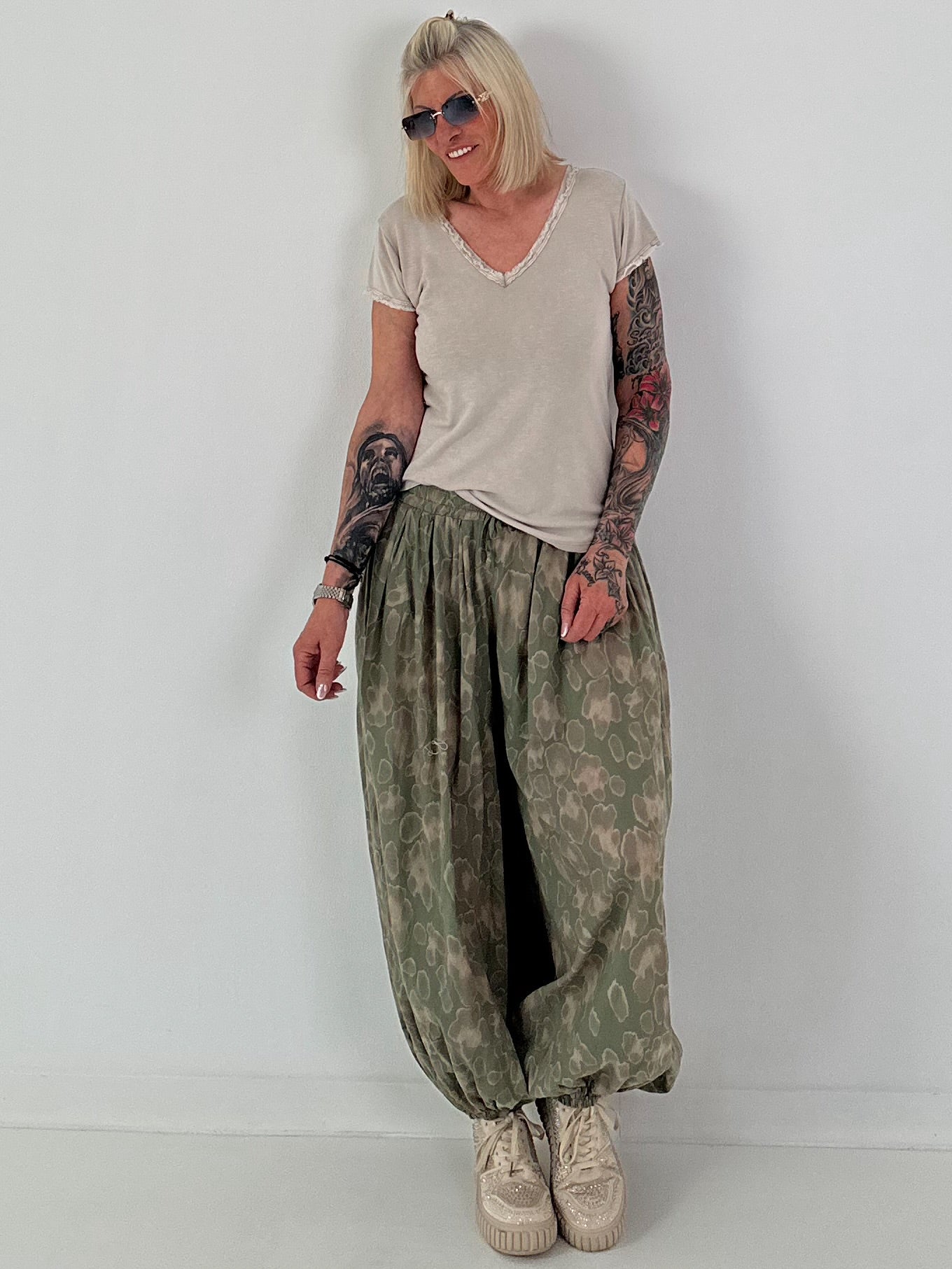 Ripp T-Shirt mit V-Neck -  beige
