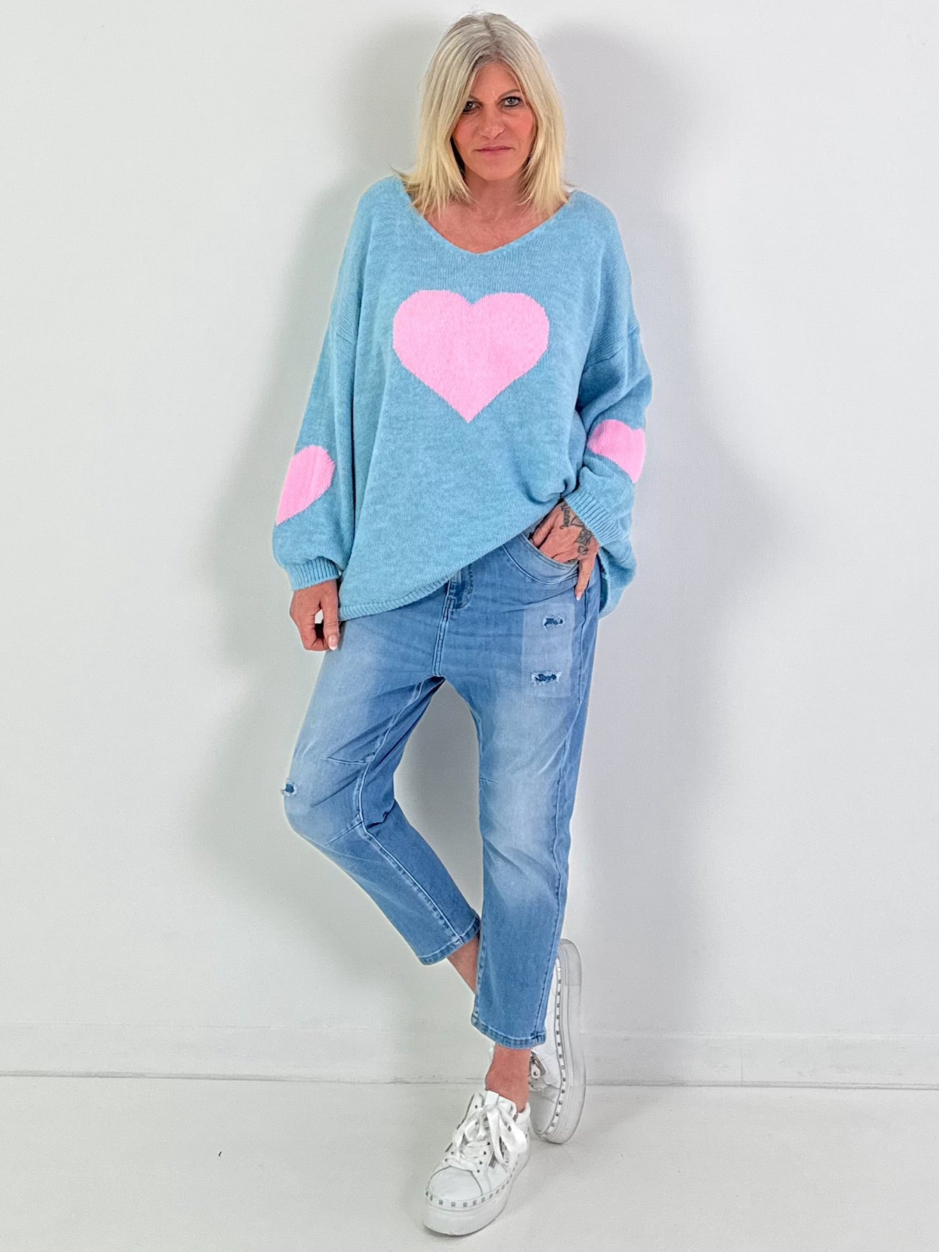 Oversized Pullover Modell "Heart Flair" - hellblau