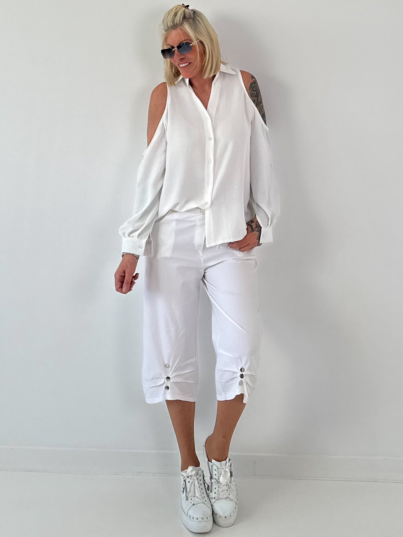 Bluse mit cold shoulder Detail - weiss