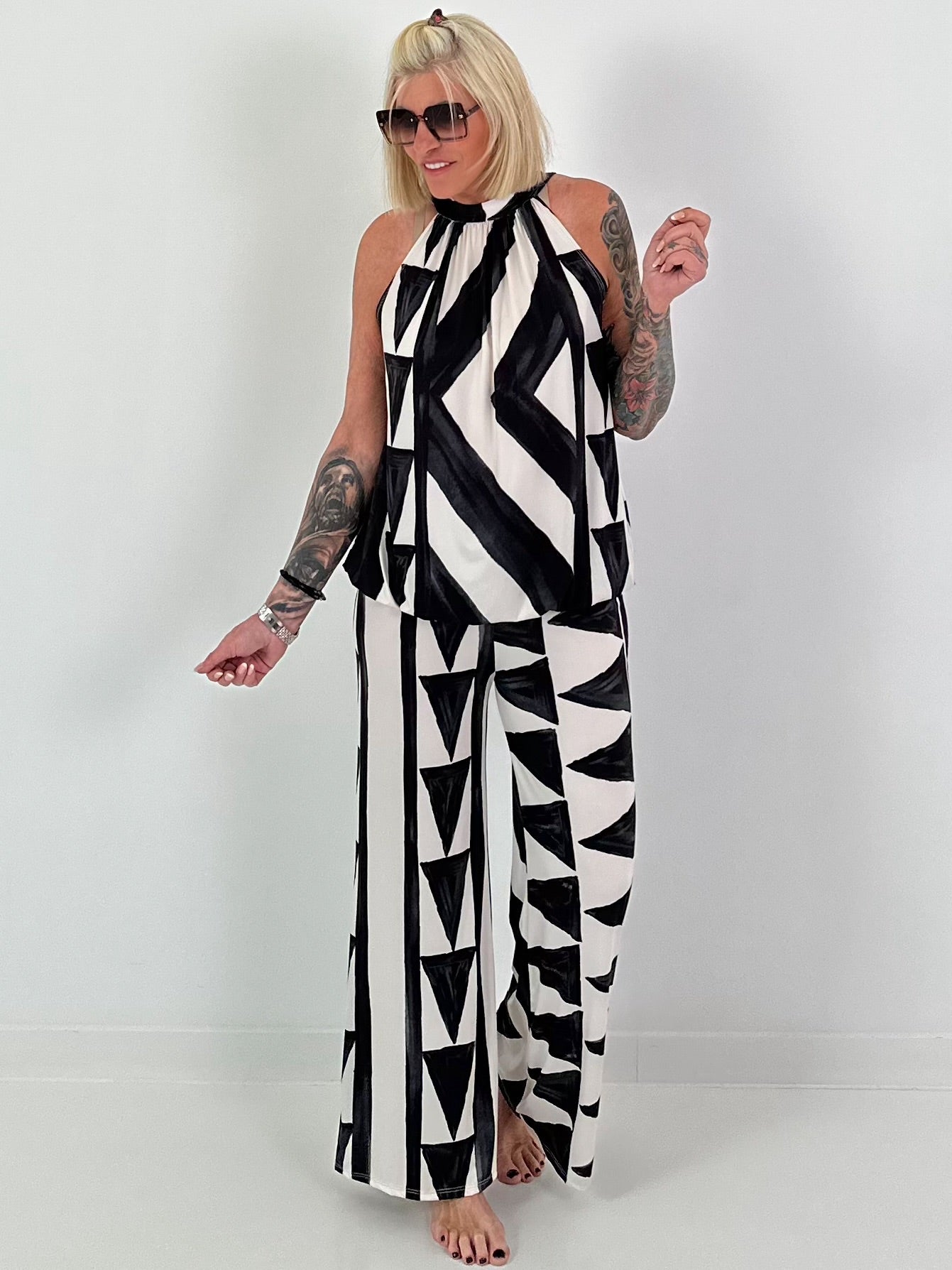 Two-piece outfit with graphic pattern - black and white