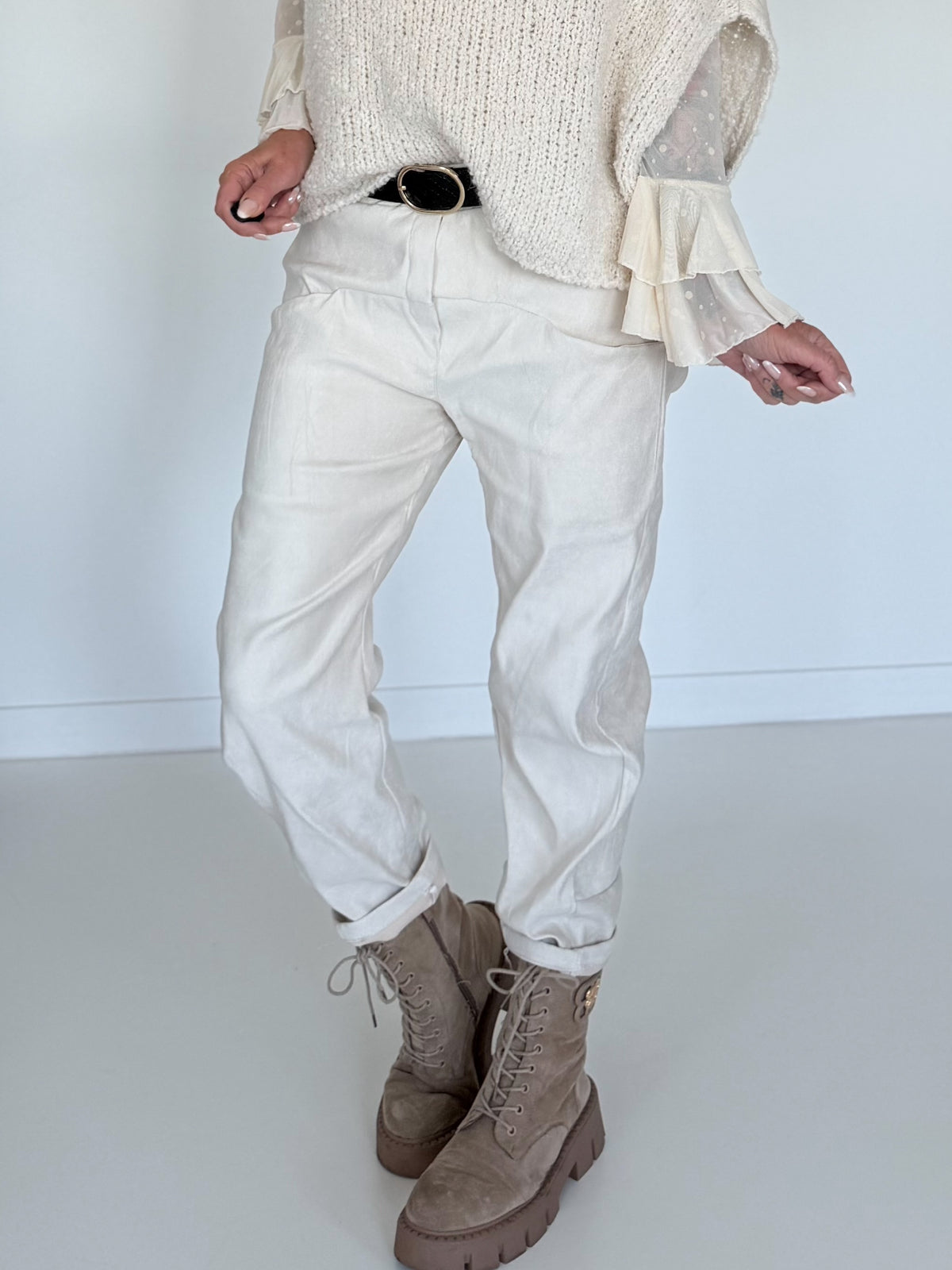 Hose in Wildleder-Optik mit Gürtel - ecru