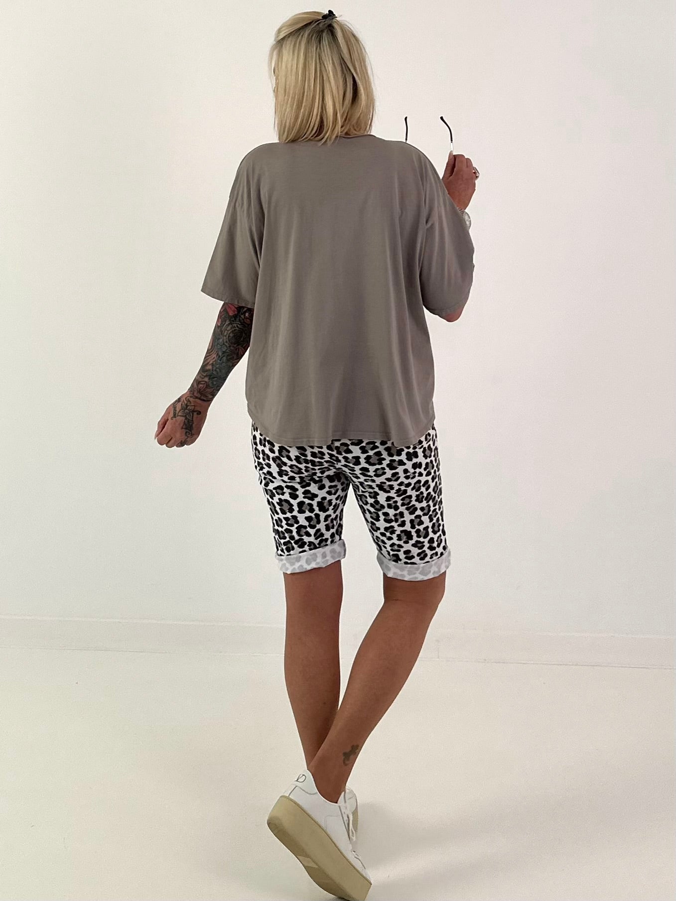 T-Shirt  mit gerafftem Saum - taupe
