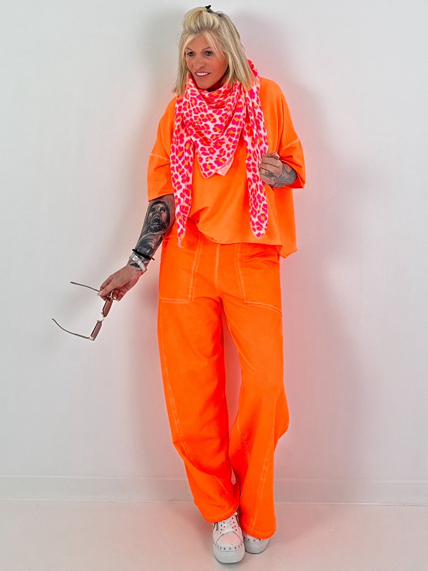 Sweatpants with large side pockets - neon orange