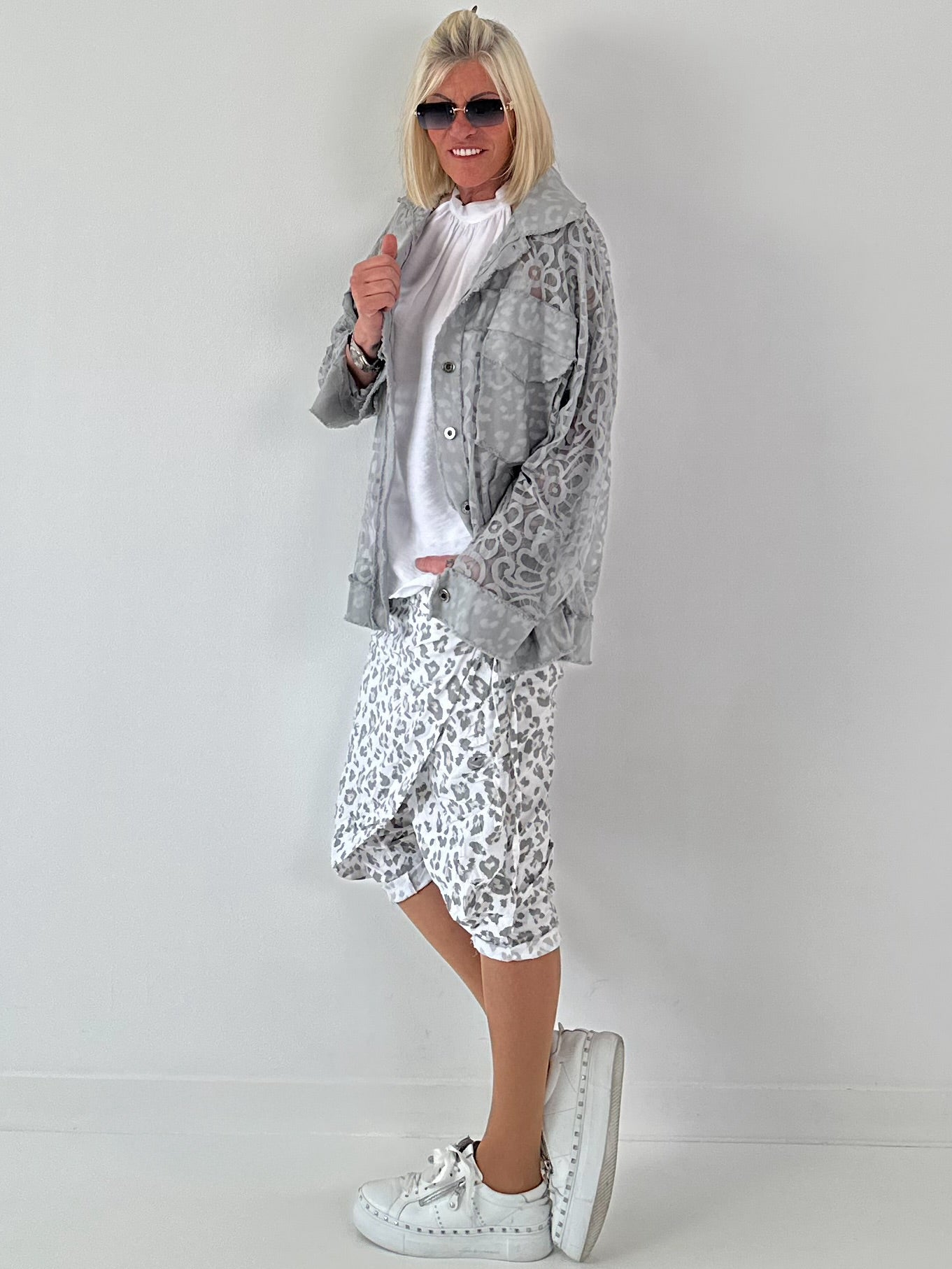 Jeansjacke mit Leo und floralem Netzeinsatz - grau