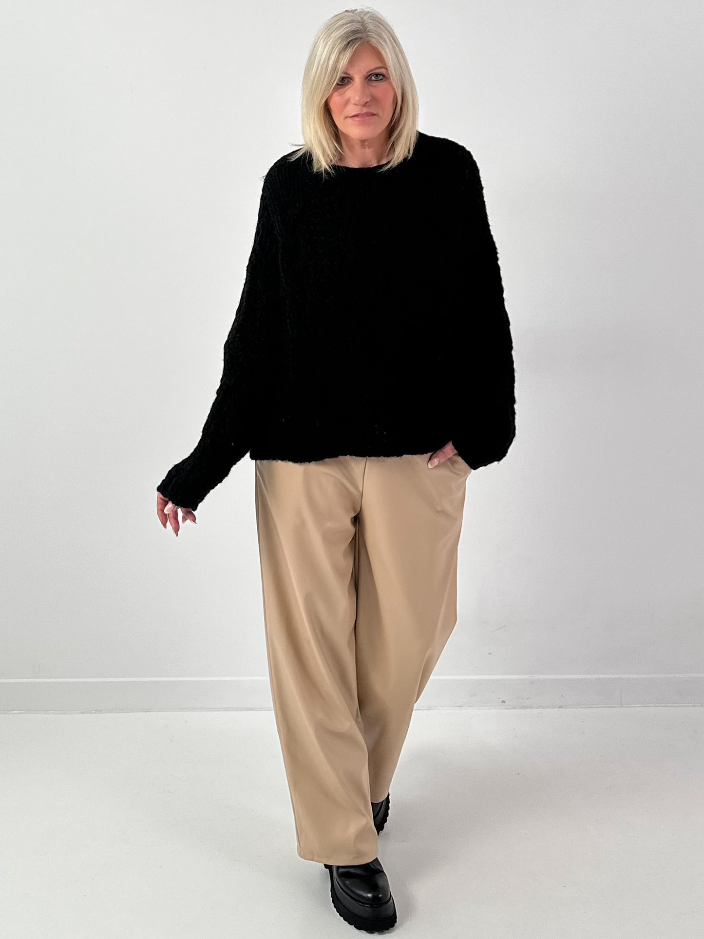 Sweater model "Twist Tale" - black