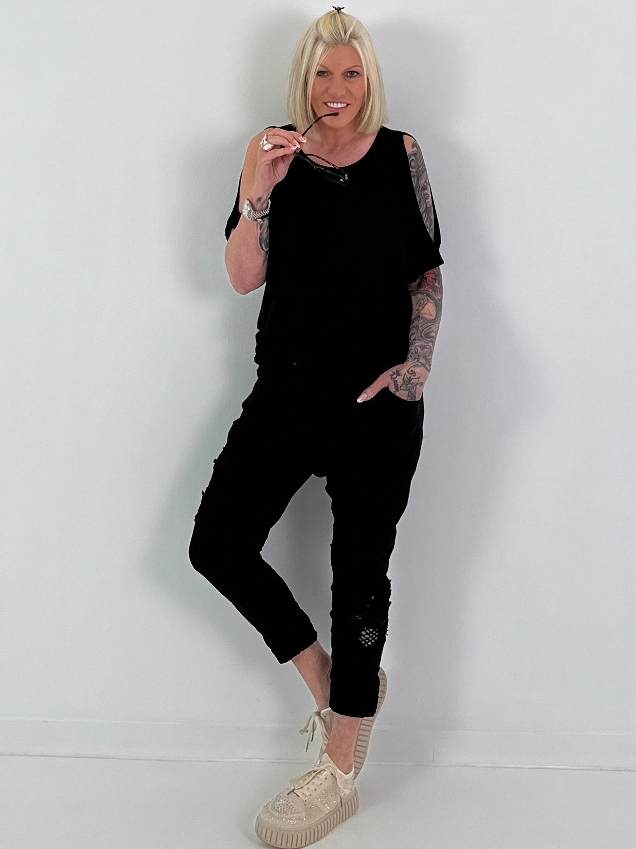 Baggy/Boyfriend Hose mit seitlichen Häkelblumen - schwarz