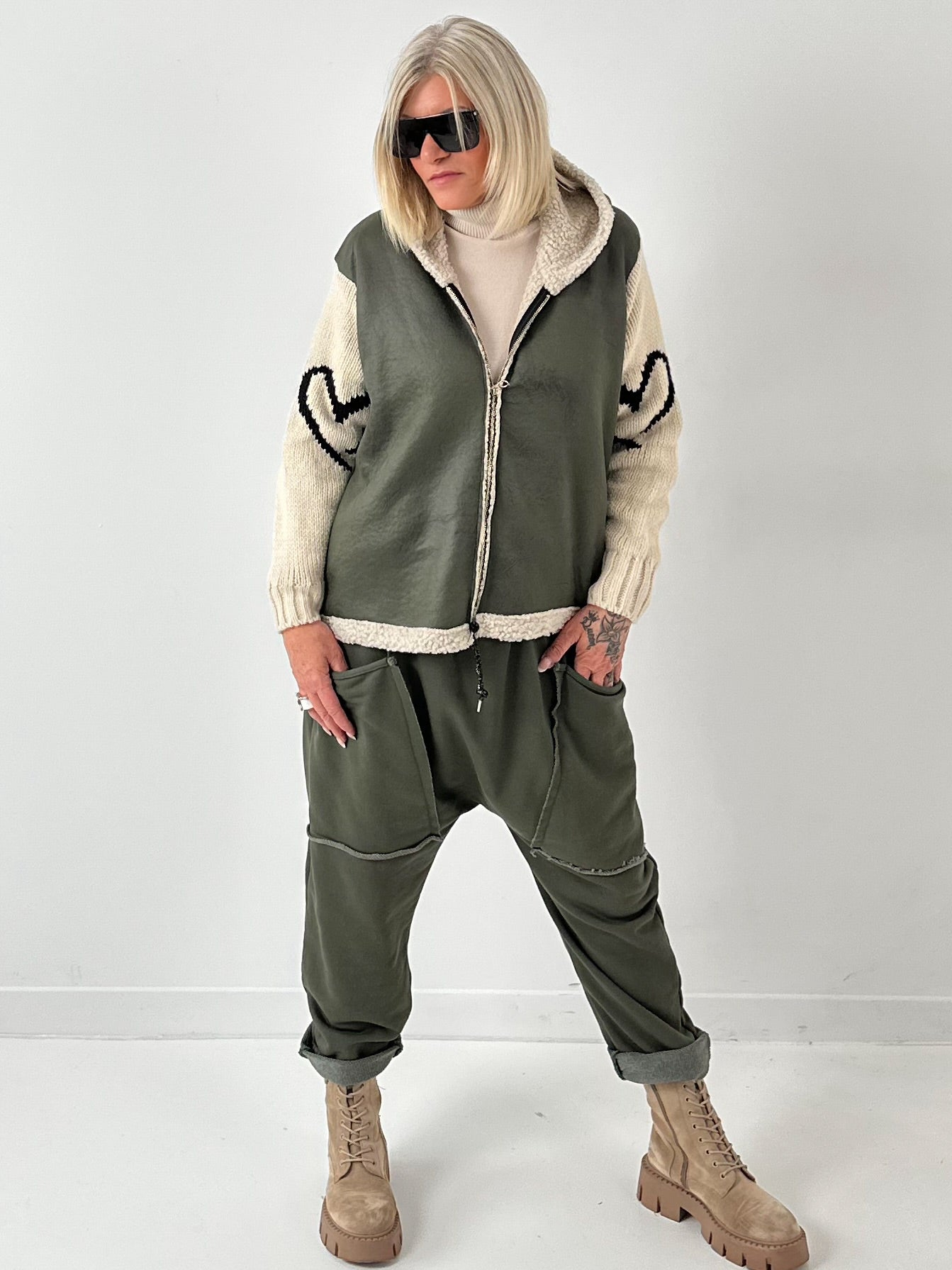 Imitatie lamsnappajas met gebreide mouwen model "Jana" - olijfgroen