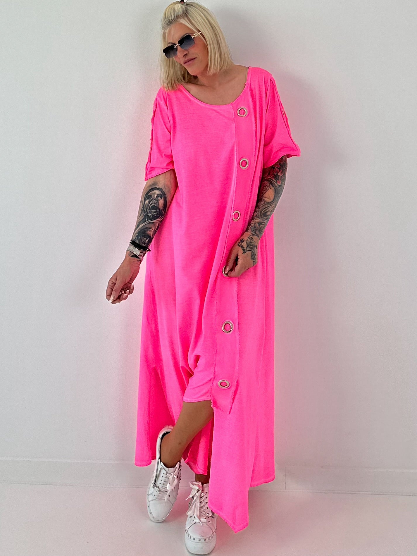 T-Shirt Kleid mit Ösen -neonpink
