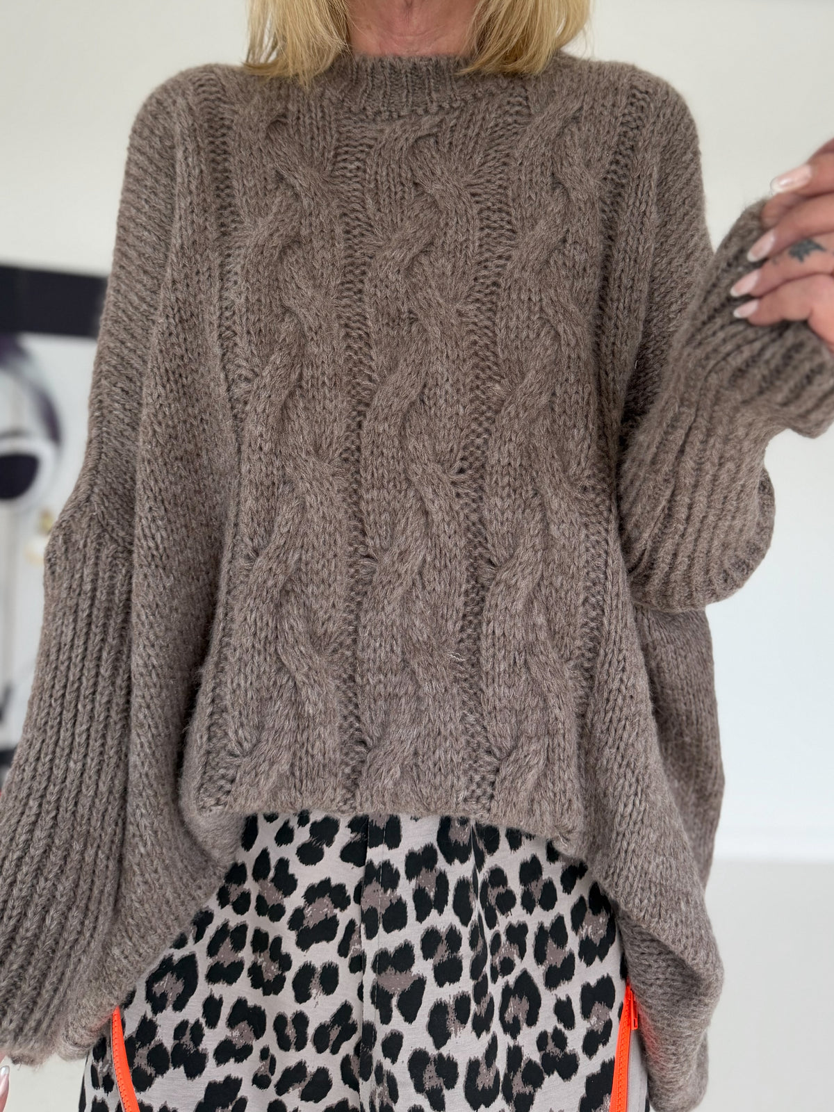 Pullover mit Stulpenärmeln und Zopfmuster - taupe