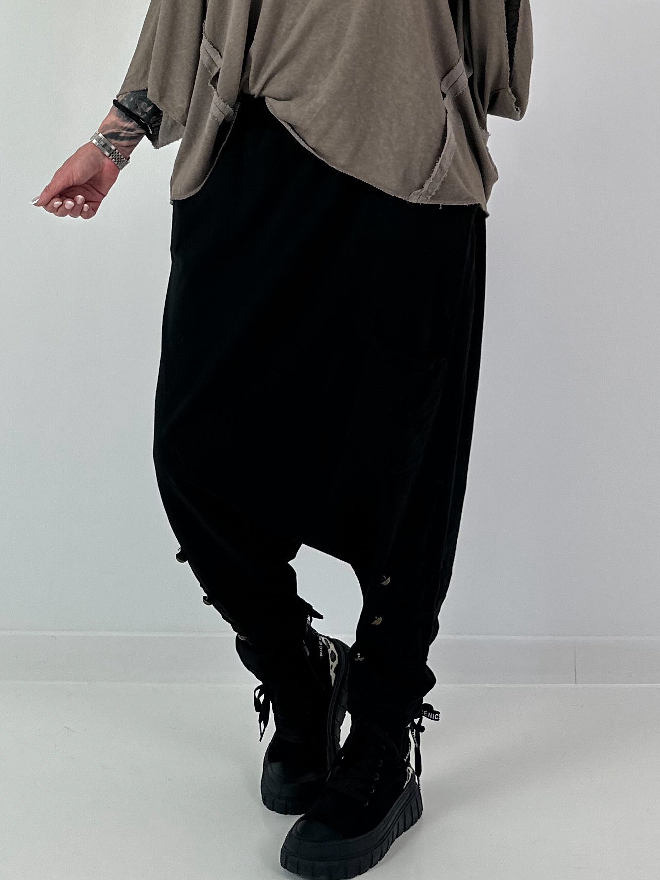 Haremhose mit Knopfdetails - schwarz