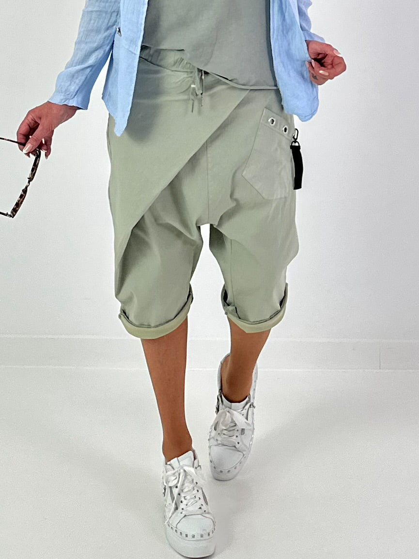 Kurze Baggy mit kleinen Ösen-Details - khaki