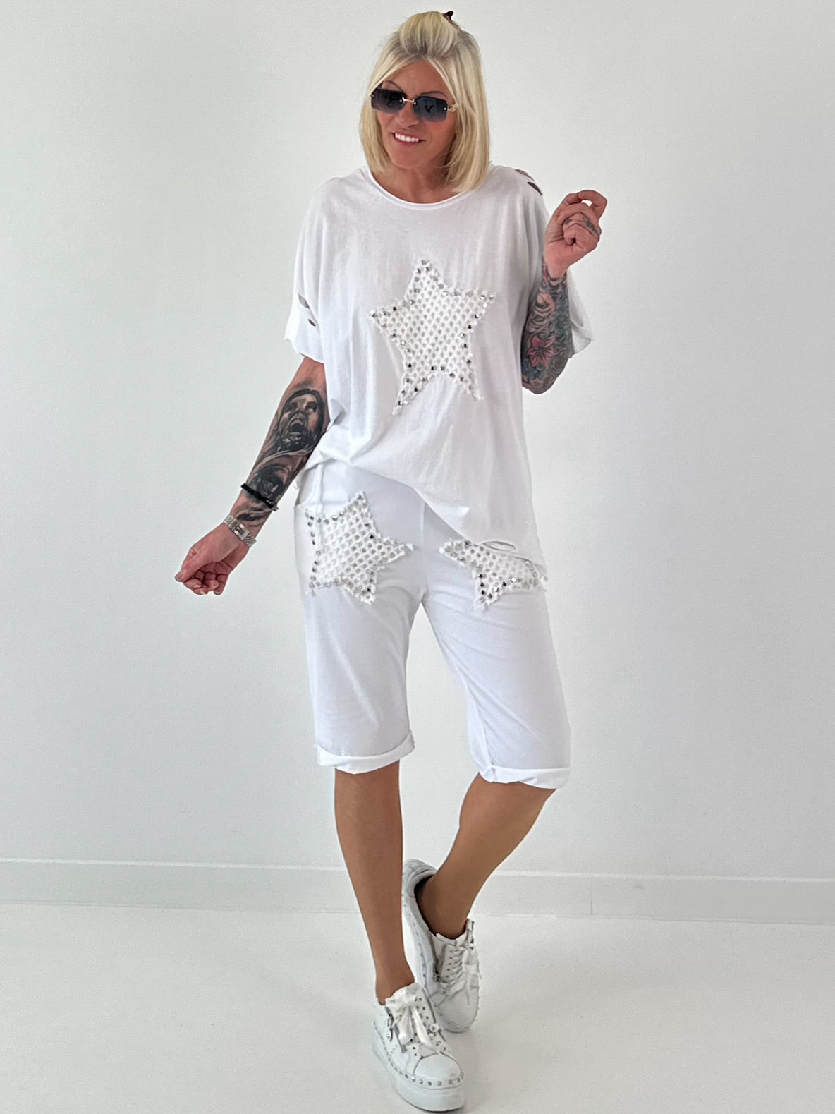 T-Shirt mit Häkelstern-Nieten-Cut-Outs - weiss