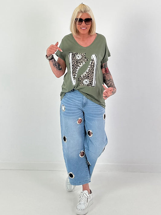 T-Shirt mit Leo Schuhprint - khaki