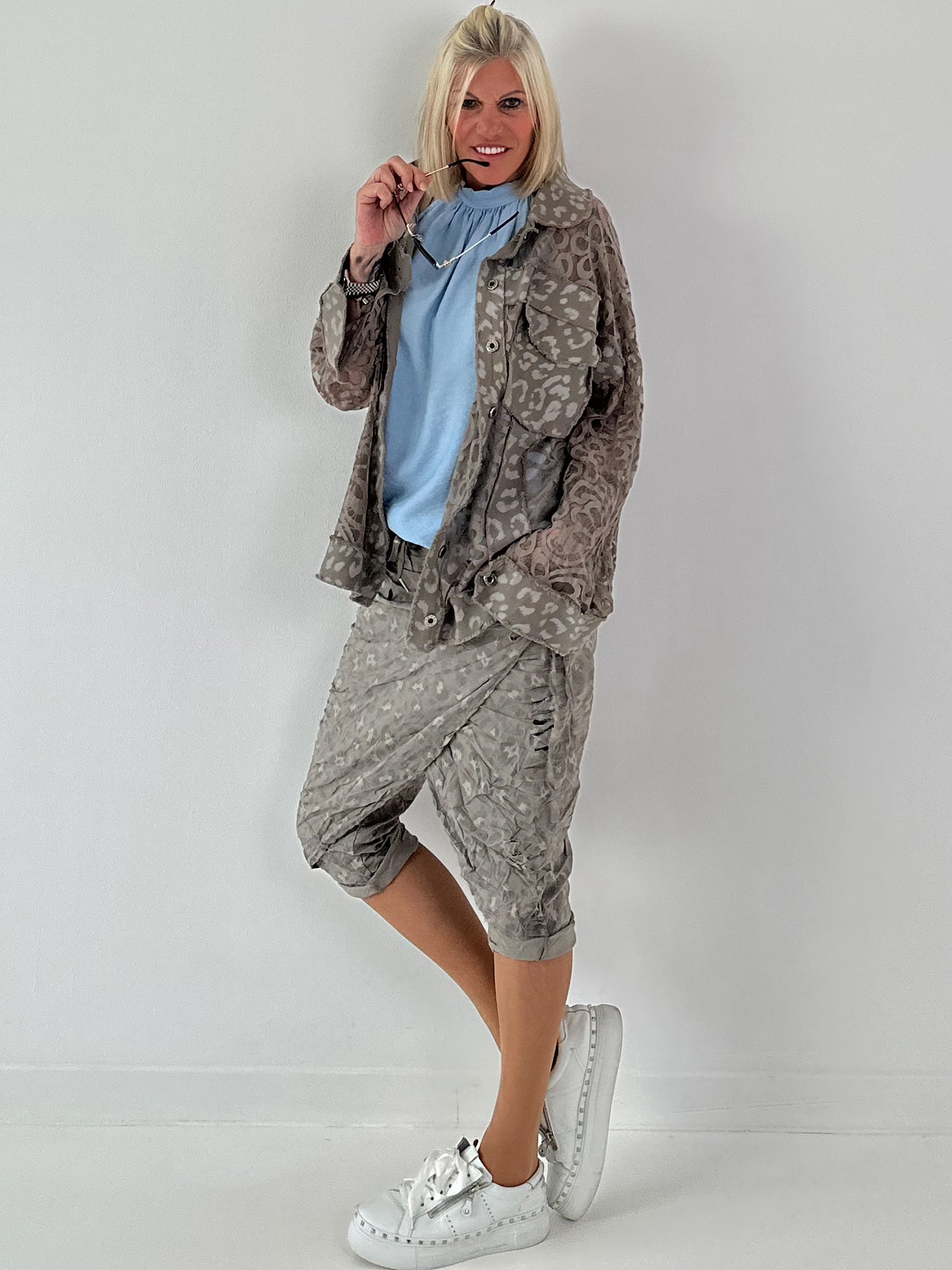 Jeansjacke mit Leo und floralem Netzeinsatz - taupe