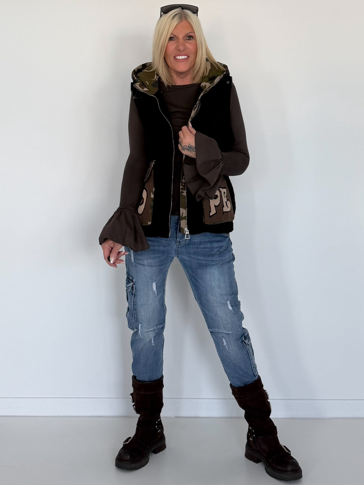 Weste in Teddy-Fur-Optik mit Kapuze - schwarz-mehrfarbig