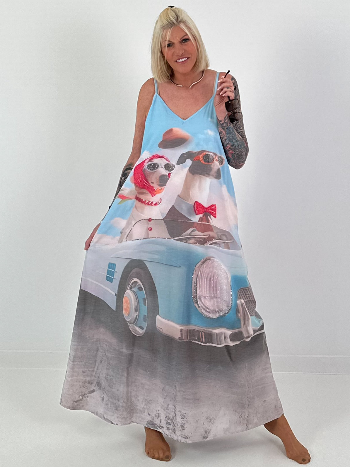 Long dress with a printed design and side pockets - light blue multi-colored