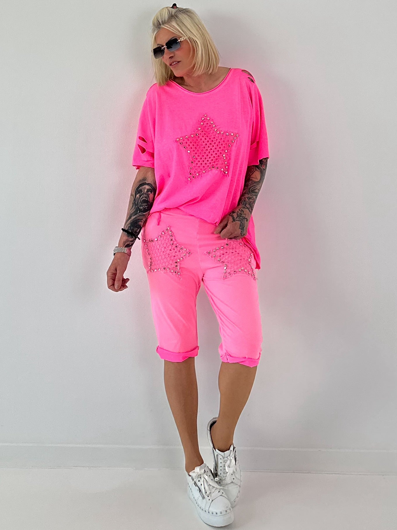T-Shirt mit Häkelstern-Nieten-Cut-Outs - neonpink