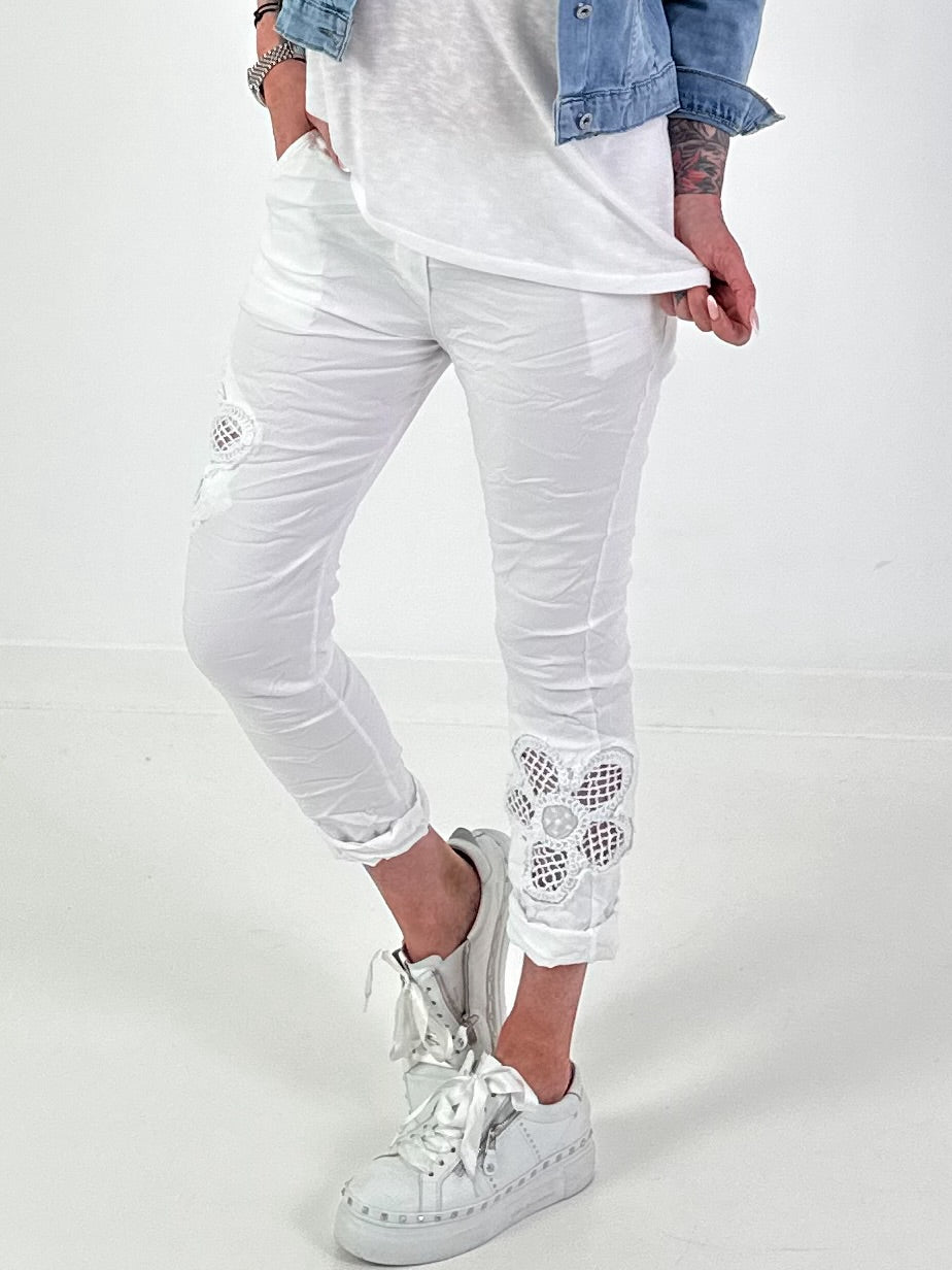 Broek met gehaakte bloemen - wit