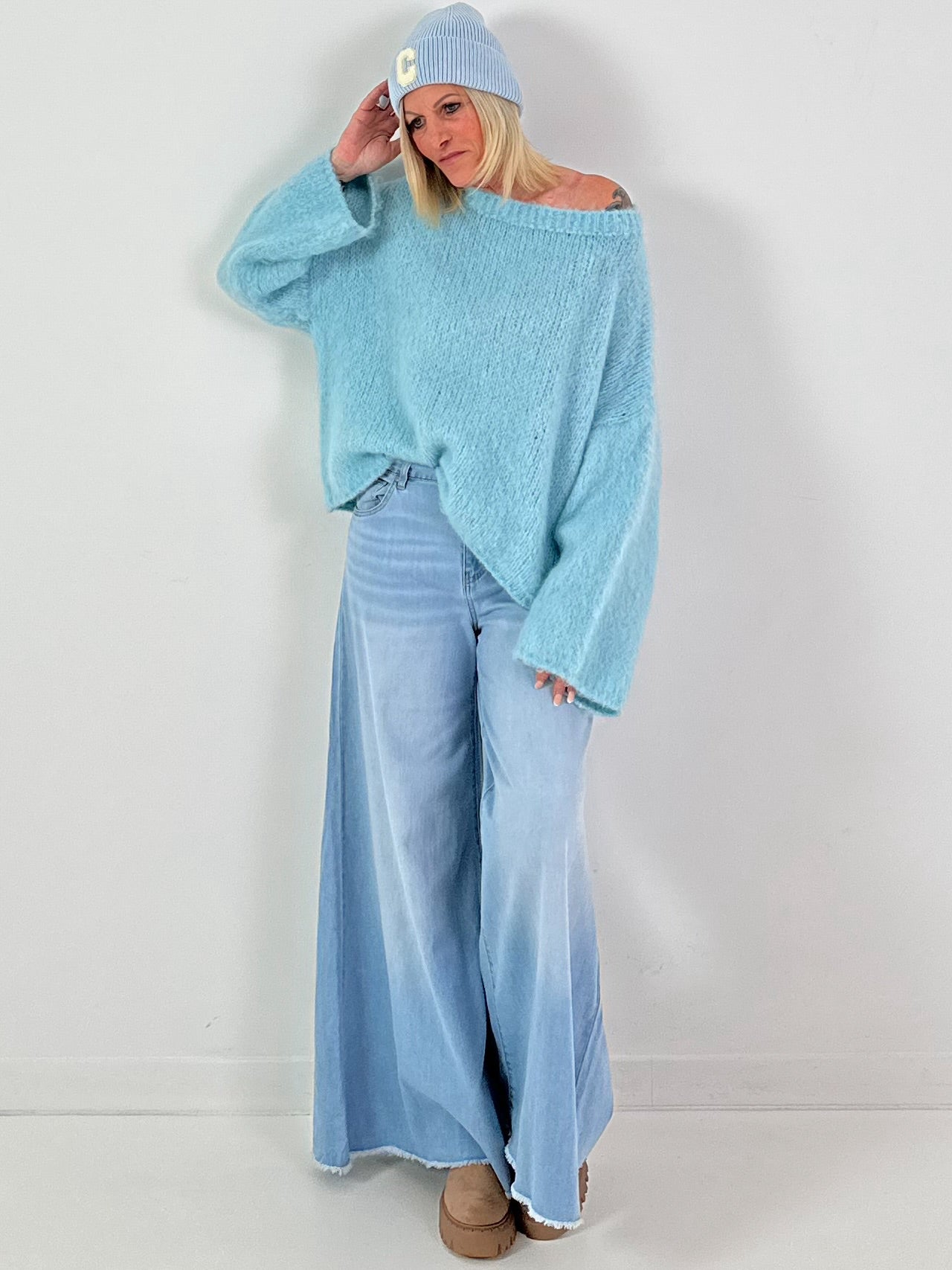 Sweater model "Aura Glow" - blue